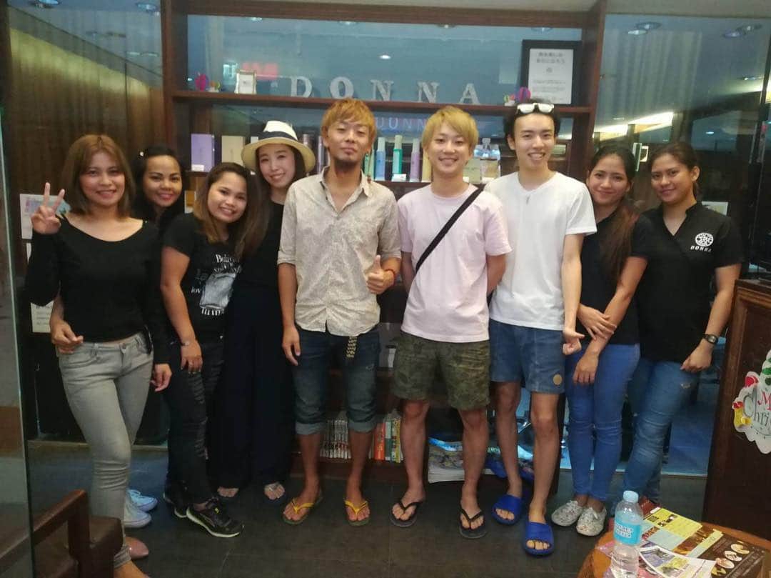 美容留学のアジアビューティカレッジのインスタグラム：「. 先日 バジャウ族の HiromuさんとYutoさんに ご来店いただきました✂︎ 私も是非バジャウ族に 行ってみたいです🙋‍♀️ ありがとうございました！ . ﻿ ﻿#DONNA #美容師 ﻿ #スタイリスト﻿ #ヘアスタイリスト﻿ #美容室﻿ #美容院 ﻿ #ヘアサロン﻿ #美容留学﻿ #語学留学﻿ #海外留学 ﻿ #スタイリング ﻿ #カラーリスト ﻿ #日系サロン﻿ #カラー ﻿ #イルミナカラー﻿ #海外生活﻿﻿ #美容学生 ﻿ #セブ島﻿ #英会話 ﻿ #スタイリストデビュー ﻿ #美容師転職 ﻿ #美容師募集﻿ #外国人風カラー ﻿ #美容師の卵﻿ #ショートヘア﻿ #ヘアアレンジ ﻿ #バジャウ族 #海外で美容師したい﻿ #美容師さんと繋がりたい」