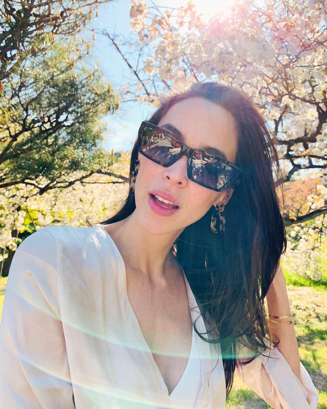 エミ・レナータさんのインスタグラム写真 - (エミ・レナータInstagram)「Sunny Saturday Vibe🌸🍃 . #everydaysunday #everydaysunglasses #prada」4月13日 16時14分 - emi_renata