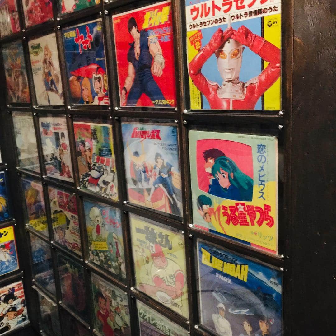 川崎麻世さんのインスタグラム写真 - (川崎麻世Instagram)「昭和な酒場に行って来ました。ノスタルジックな雰囲気の中に流れる昭和歌謡曲。懐かしくていい感じ。アニソンの壁に俺の『宇宙空母ブルーノア』のレコードジャケットを見つけた😂 14歳の頃のプロマイドもあった💦昭和の好きな曲は何ですか❓」4月13日 16時14分 - mayokawasaki