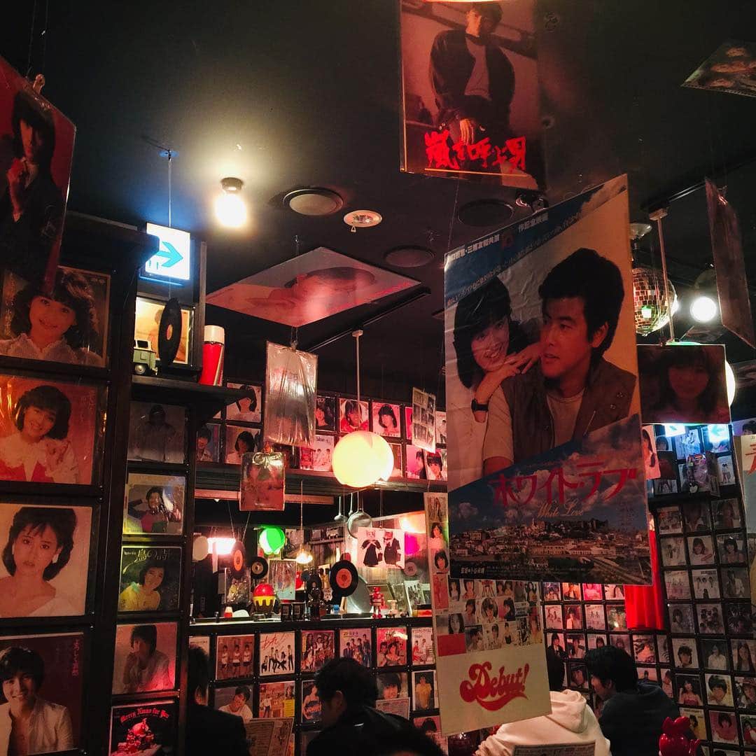 川崎麻世さんのインスタグラム写真 - (川崎麻世Instagram)「昭和な酒場に行って来ました。ノスタルジックな雰囲気の中に流れる昭和歌謡曲。懐かしくていい感じ。アニソンの壁に俺の『宇宙空母ブルーノア』のレコードジャケットを見つけた😂 14歳の頃のプロマイドもあった💦昭和の好きな曲は何ですか❓」4月13日 16時14分 - mayokawasaki