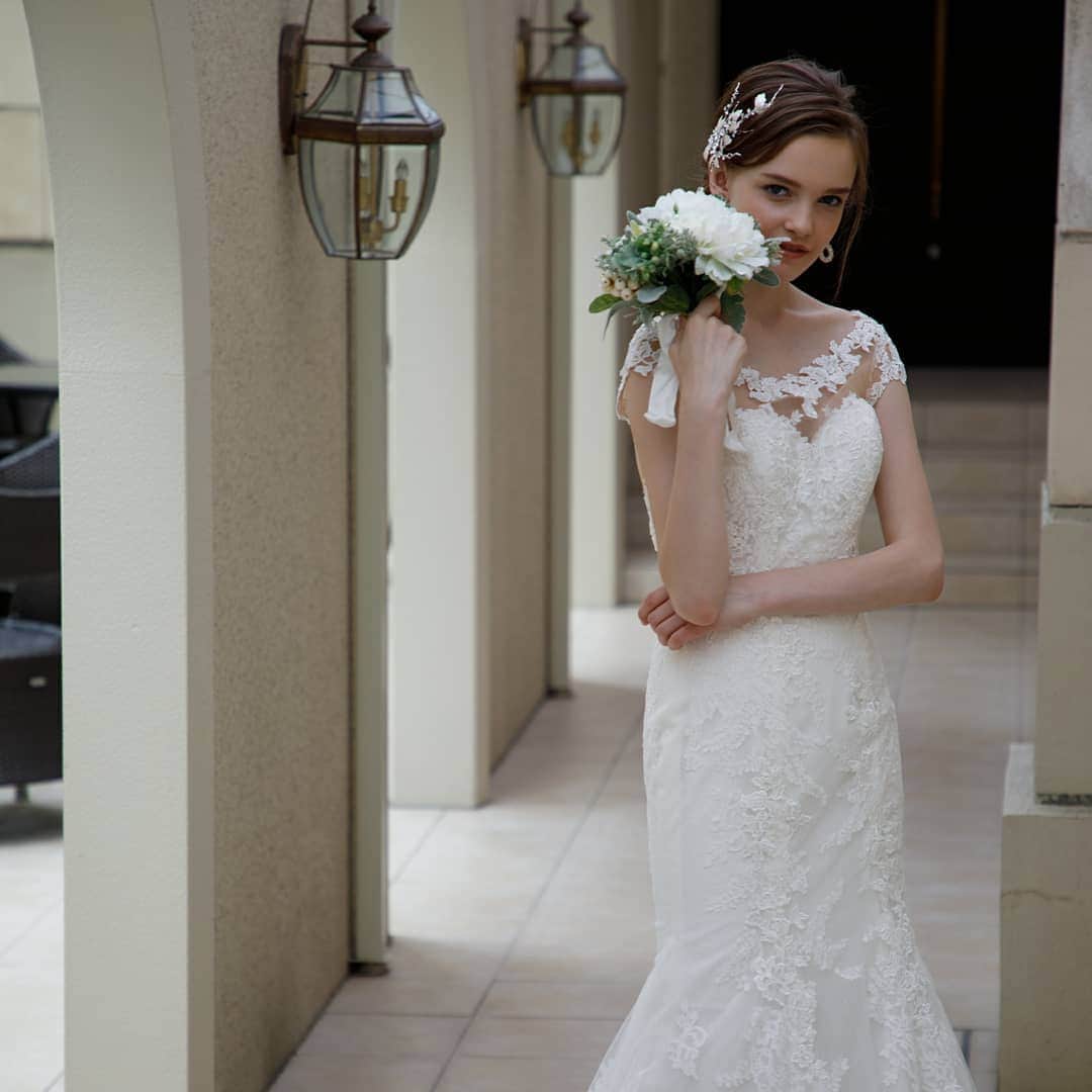 LAVIEEN ROSE Weddingのインスタグラム：「#weddingdress 肌にスッとなじむ クラシカルなレースの カットワーク。  #ヴィンテージ ティストの #マーメイドライン  #brianchen セリア ♡♡♡ happiness in the world. . . #ラビアンローゼ #wedding#ウエディングドレス#ウエディングアクセサリー #プレ花嫁#ブライダル#結婚#結婚式準備#結婚準備#ウエディングドレス試着#カラードレス試着#海外挙式#2019花嫁##bridalwear#fashionbride#ドレス迷子#結婚式ドレス#夏婚#laceweddingdress#ハワイウェディング#hawaiiwedding#ナチュラルウェディング#卒花#卒花嫁#静岡花嫁#tg花嫁」