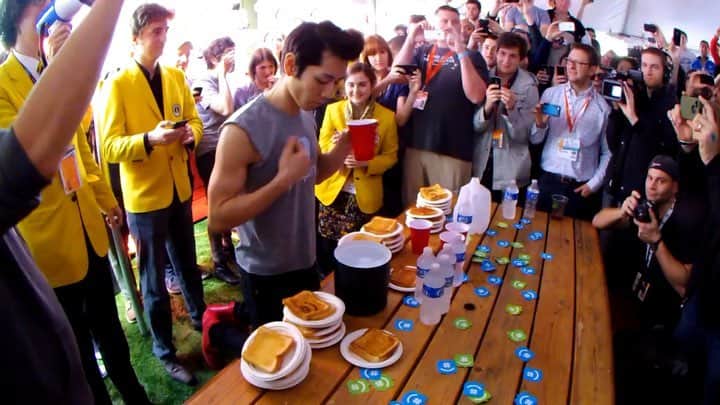 小林尊のインスタグラム：「#grilledcheesesandwichday  When I broke the record for most grilled cheese sandwiches eaten in one minute. 🥪🥪🥪🥪🥪🥪🥪🥪🥪🥪🥪🥪🥪13 @recordsetter #worldrecord  グリルドチーズサンドイッチ  1分チャレンジ  これまでの記録4枚 結果13枚（食パン26枚、チーズ、バター）  #sxsw  #グリルドチーズサンド #grilledcheesesandwich  #eatingchallenge #eatingrecords  #worldrecord」