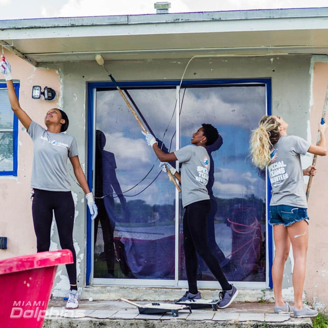 マイアミ・ドルフィンズさんのインスタグラム写真 - (マイアミ・ドルフィンズInstagram)「Celebrating our Special Teams Volunteers during #NationalVolunteerWeek as they completed 25,134 community service hours in the South Florida community last year. #TeamworkAtWork」4月13日 7時28分 - miamidolphins