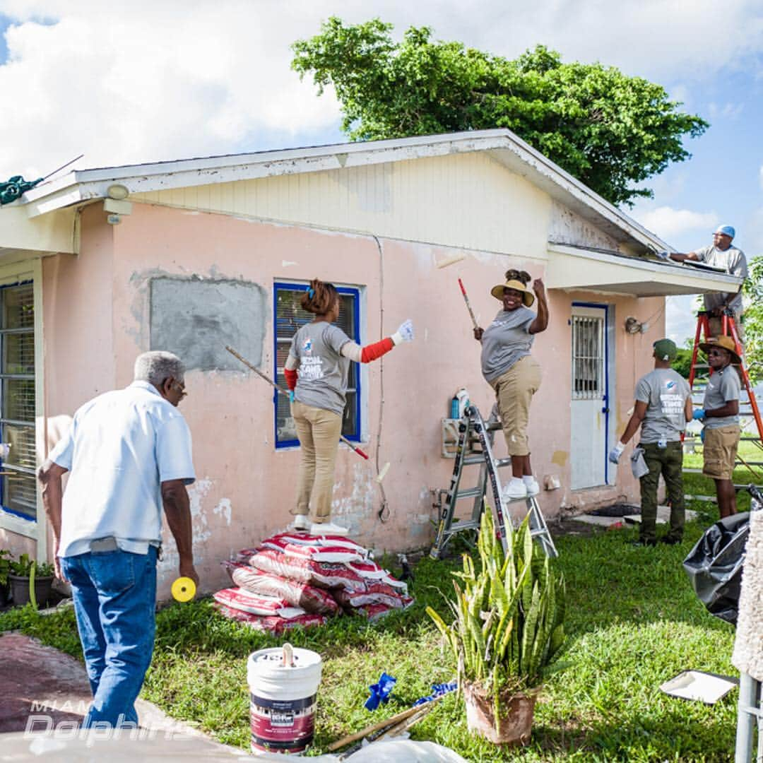 マイアミ・ドルフィンズさんのインスタグラム写真 - (マイアミ・ドルフィンズInstagram)「Celebrating our Special Teams Volunteers during #NationalVolunteerWeek as they completed 25,134 community service hours in the South Florida community last year. #TeamworkAtWork」4月13日 7時28分 - miamidolphins