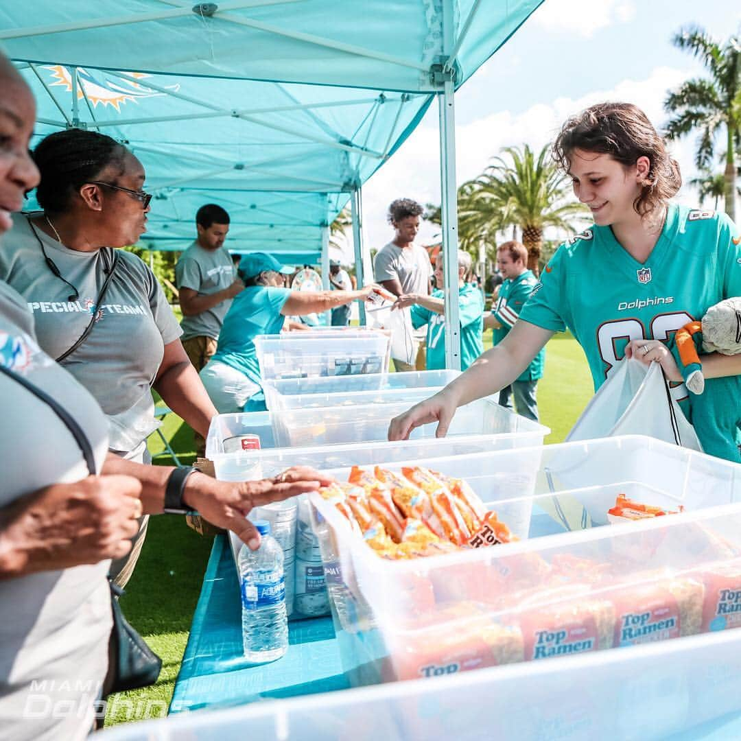 マイアミ・ドルフィンズさんのインスタグラム写真 - (マイアミ・ドルフィンズInstagram)「Celebrating our Special Teams Volunteers during #NationalVolunteerWeek as they completed 25,134 community service hours in the South Florida community last year. #TeamworkAtWork」4月13日 7時28分 - miamidolphins