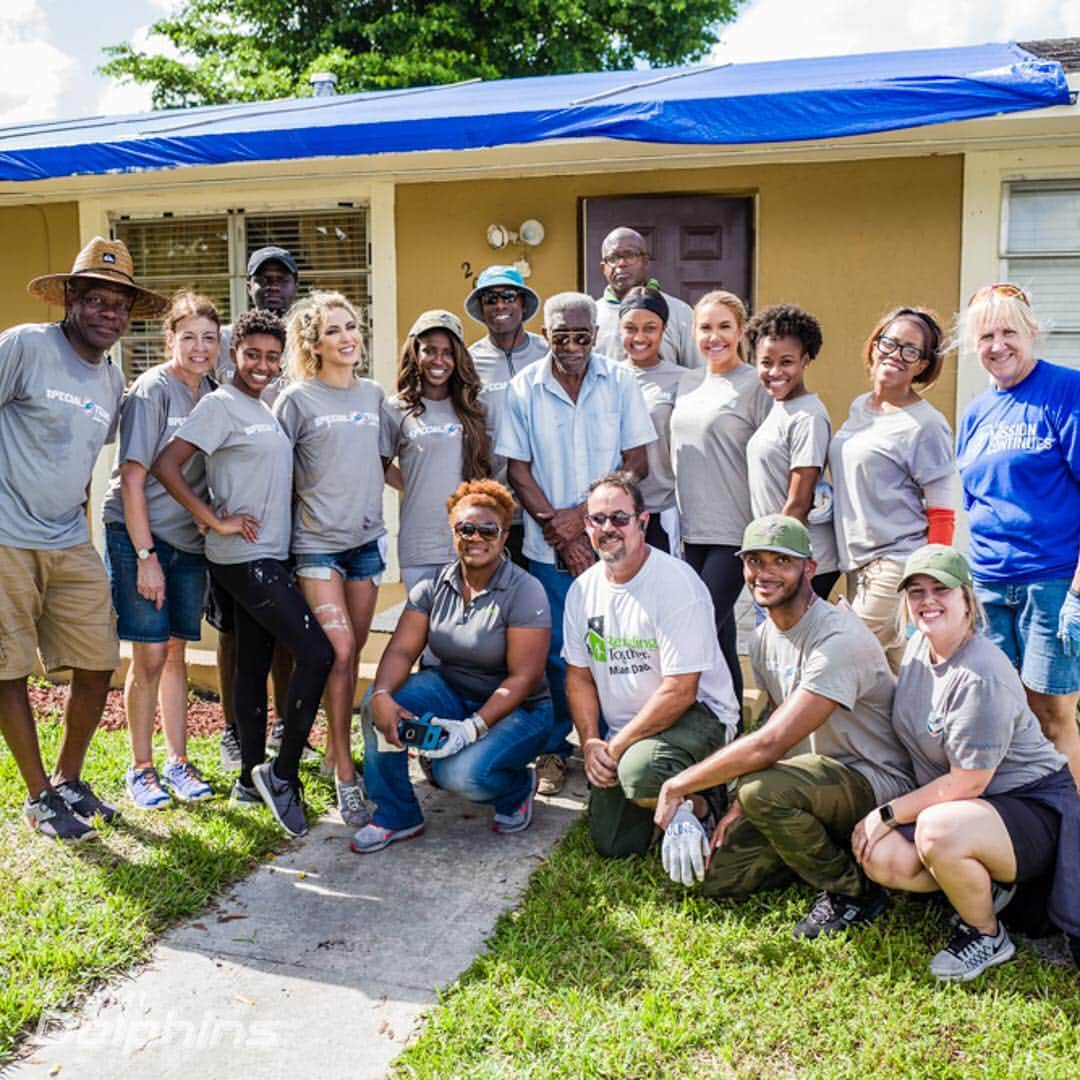 マイアミ・ドルフィンズさんのインスタグラム写真 - (マイアミ・ドルフィンズInstagram)「Celebrating our Special Teams Volunteers during #NationalVolunteerWeek as they completed 25,134 community service hours in the South Florida community last year. #TeamworkAtWork」4月13日 7時28分 - miamidolphins