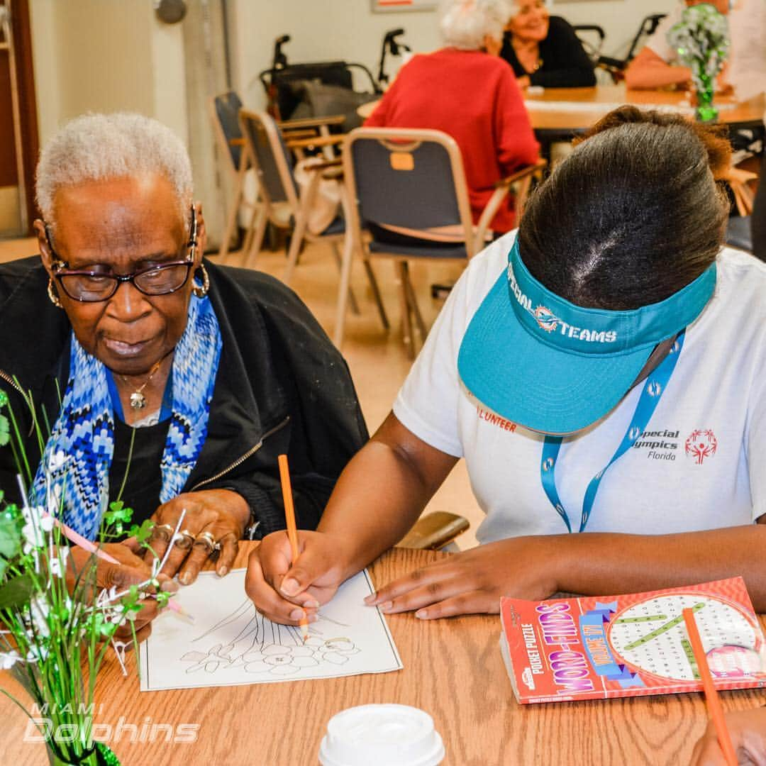 マイアミ・ドルフィンズさんのインスタグラム写真 - (マイアミ・ドルフィンズInstagram)「Celebrating our Special Teams Volunteers during #NationalVolunteerWeek as they completed 25,134 community service hours in the South Florida community last year. #TeamworkAtWork」4月13日 7時28分 - miamidolphins