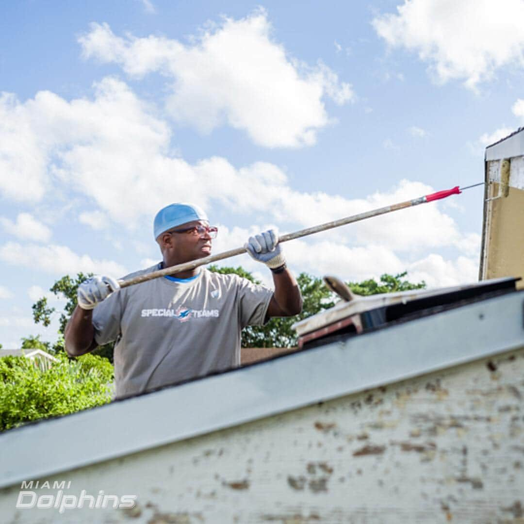 マイアミ・ドルフィンズさんのインスタグラム写真 - (マイアミ・ドルフィンズInstagram)「Celebrating our Special Teams Volunteers during #NationalVolunteerWeek as they completed 25,134 community service hours in the South Florida community last year. #TeamworkAtWork」4月13日 7時28分 - miamidolphins