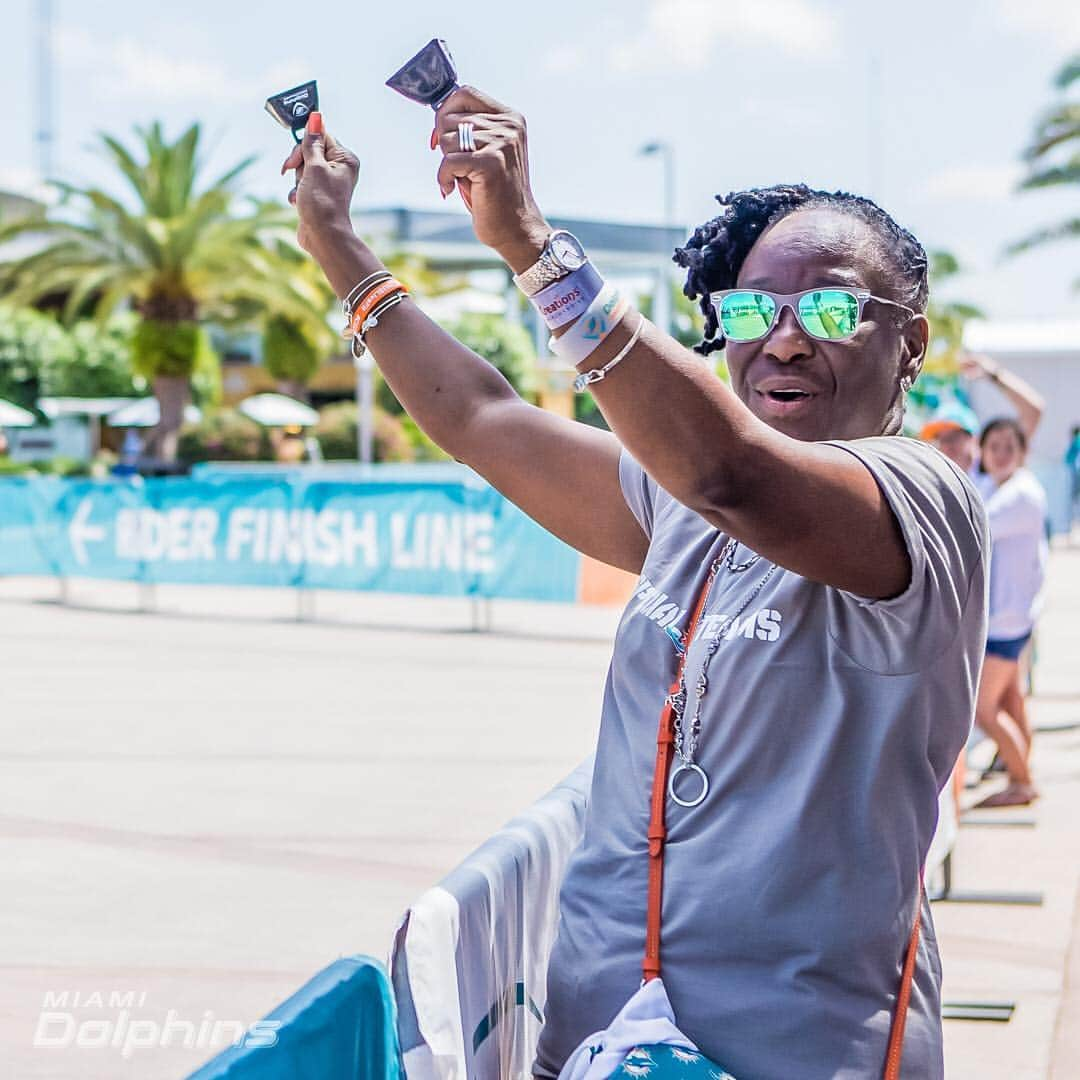 マイアミ・ドルフィンズさんのインスタグラム写真 - (マイアミ・ドルフィンズInstagram)「Celebrating our Special Teams Volunteers during #NationalVolunteerWeek as they completed 25,134 community service hours in the South Florida community last year. #TeamworkAtWork」4月13日 7時28分 - miamidolphins