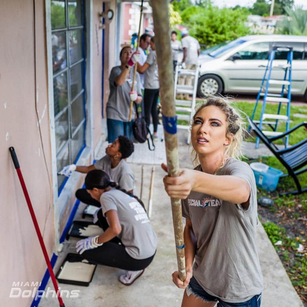 マイアミ・ドルフィンズさんのインスタグラム写真 - (マイアミ・ドルフィンズInstagram)「Celebrating our Special Teams Volunteers during #NationalVolunteerWeek as they completed 25,134 community service hours in the South Florida community last year. #TeamworkAtWork」4月13日 7時28分 - miamidolphins