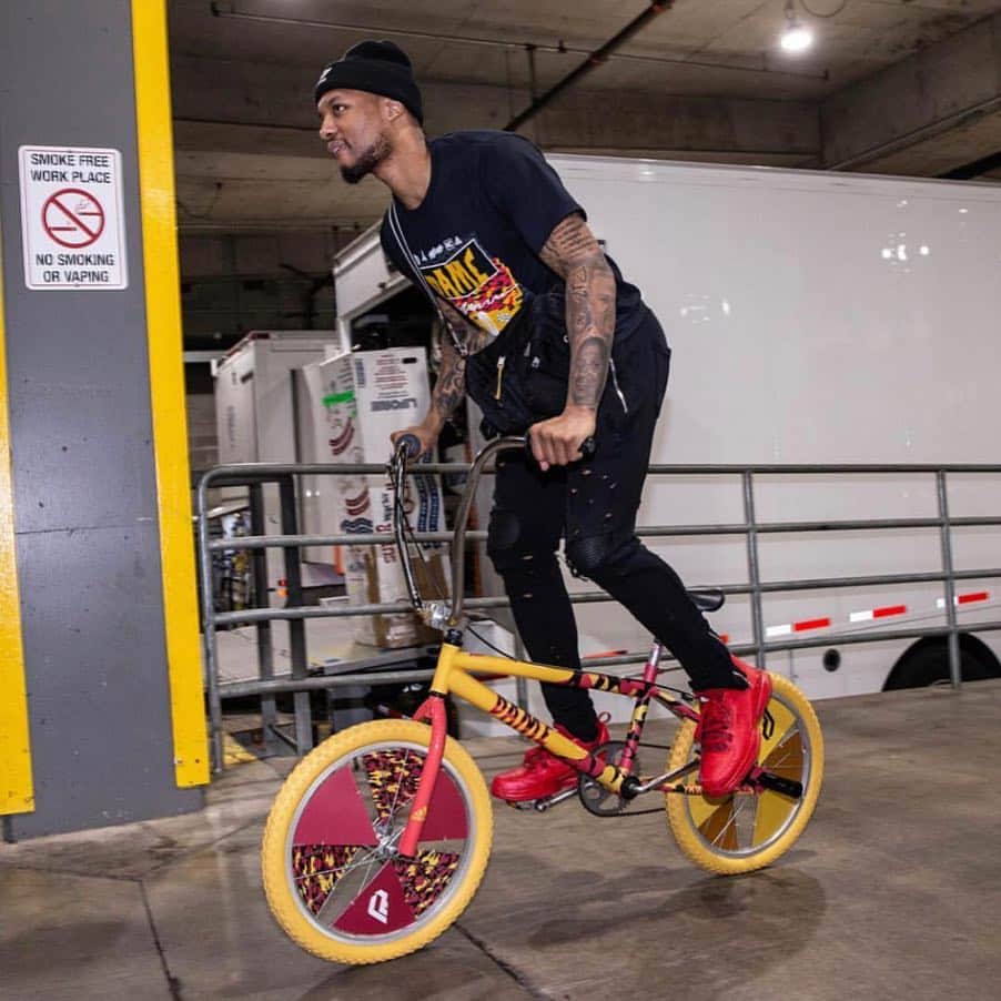 デイミアン・リラードのインスタグラム：「If you picked up the #DameGoose colorway of the #Dame5, we just dropped the #DameGoose tee for y’all. 🚲  Link to purchase in my bio.」