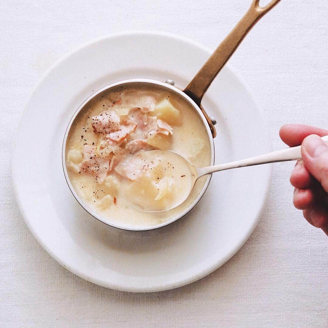 樋口正樹さんのインスタグラム写真 - (樋口正樹Instagram)「Potato soup 🥔 . 朝食のポテトスープ。 新じゃが程よく崩し、 ベーコン多めに入れ、 牛乳＆バター仕立て、 ナツメグ胡椒ぱらり。 温まり食べ応えあり。 . . #ポテトスープ #朝スープ #スープ #potatosoup #vegetablesoup #Ballarini #servintavola」4月13日 7時51分 - higuccini