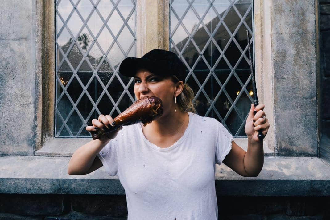 トーライ・ケリーのインスタグラム：「gimme my wand, a turkey leg & some butterbeer & i’m a happy lad⚡️✨💫 @universalorlando」