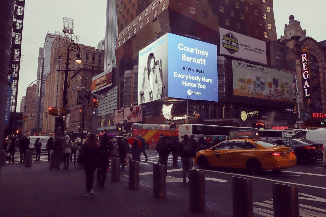 コートニー・バーネットのインスタグラム：「I’m on a billboard in NYC and 'Everybody Here Hates You’ is on @spotify 💚 photo by @miamalamcdonald」
