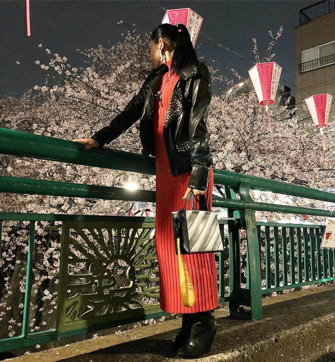 DJ JUICYのインスタグラム：「東京に住んで17年、桜の時期にここに来たの初めてだったかも🌸🙋🏻‍♀️🌸 流れる川にいっぱい桜の花びらが落ちて綺麗だった😃✨ また来年も綺麗な桜が見れますよぅに😌✨ #平成最後の桜 #夜桜 #日本 #お花見 #また来年  #juicy#fashion#offwhite#bag」