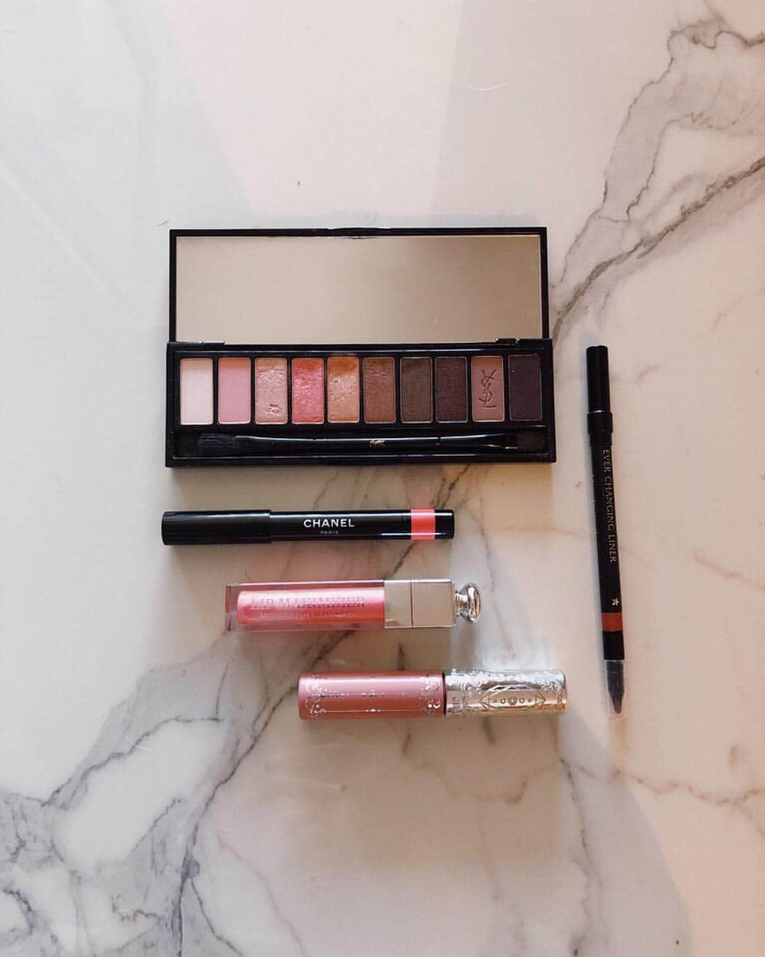 のインスタグラム：「おはようございます💕🌞 今日は最近の 春のピンクメイクご紹介します💄！ すっかり暖かくなってきて、春を本格的に感じております。 メイクも春メイクに完全にシフト✨  まず上のアイシャドウ。 YSLのCOUTURE VARIATION PALETTE YEUX 10 COULEURS 10-COLOR EYE PALETTE  左から三番めのパールを目頭のくの字の部分。涙袋に入れます🌸  次に四番めのピンクと五番めのピンクベージュをMixし、上まぶたのアイホール全体に✨ そのまま下まぶたにもがっつりと。  そして、六番めの、パープルブラウンでまつげのキワを埋めると、柔らかいけどキチンとメリハリのある目元に仕上げてくれます😉  次はLIPです。 CANEL LE ROUGE CRAYON DE COULEUR  N°17 A LA ROSEE ペンシルタイプなので塗りやすく、オーバーリップを作りやすい。 柔らかいコーラルピンクですがマットなので存在感もあって一目惚れしました🌸  お次にグロス。 LIP MAXIMIZER HYALURONIC LIP  PLUMPER 010 ホロピンク 私はマット系のリップは荒れやすいので、上からグロスで潤いを✨ パープルっぽいラメが入っていて今年っぽくてとっても可愛いんです🌸  そして眉マスカラ。 JILLSTUART ムースブロウマスカラ カラーニュアンス 05 眉毛をしっかりめに描き、顔の輪郭はハッキリとさせつつ、美人顔につくります。そこに眉マスカラでピンクを乗せると顔柔らかい印象になり、大人可愛い雰囲気。 ヘアカラーともあっていい感じ🌸  最後にアイライナー。 blanche etoile  エバーチェンジング ライナー ピンクブラウン M1 まつげのキワや、下まつげの間に隠しラインとして入れると、柔らかく締まります。ピンクメイクはぼやけすぎることもあるので、そう言う時は隠しラインを🌸  春服とも相性が良いピンクメイクをする事が多いのでアイテム紹介しました🥰全て揃えなくても、どれか一点加えるだけでも春っぽくなるのでオススメです🙆‍♀️ 皆さまよき週末を🌸🌸🌸🌸 #makeup #make #springmakeup  #春メイク #ピンクメイク #メイク #YSL #DIOR #JILLSTUART  #blancheetoile」