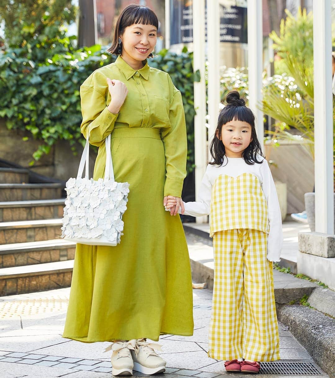 のインスタグラム：「. ★#親子コーデ ★. . 最新号#hugmug の 雑誌に親子スナップで 載っています♡. @hugmug_insta. . 産後一ヶ月の時の写真… 顔パンパンでお腹もまだ でてる感じ（笑）. 次の夏号までにもう少し 痩せなきゃ（笑）. . （mama）. ✔セットアップ…@urs_official. ✔バッグ…@_tokyo_bopper_. ✔靴…#tokyobopper . . （kids）. ✔セットアップ…@petitmain_official. ✔靴…@outletshoes_official. . . #ハグマグ#ハグマグ部活  #ユアーズ#urs_official  #urs_styling #urs #アウトレットシューズ  #outletshoes #親子 #春コーデ #親バカ部  #親バカ #petitmain  #プチプラ#プチプラコーデ  #ootd #ootdfashion  #産後 #ダイエット #出産#キッズコーデ #キッズ#キッズファッション  #kids#kidsstyle  #instafashion #mamalife」