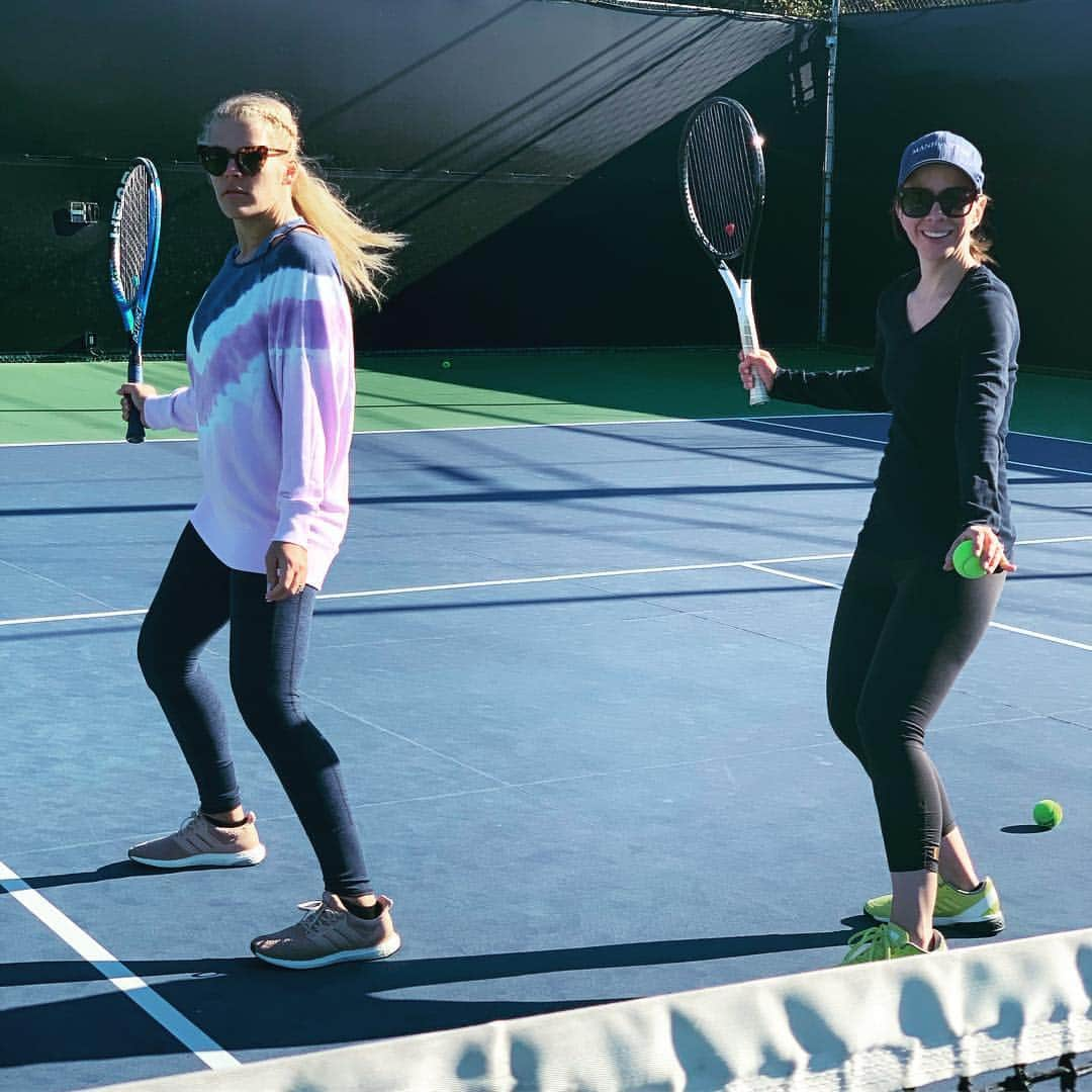 ビジー・フィリップスさんのインスタグラム写真 - (ビジー・フィリップスInstagram)「It’s never too late to learn a new trick? I had my first tennis lesson this morning because I’ve always wanted to know how to play tennis and THERE’S NO TIME LIKE THE PRESENT. Anyway. I’ll let you know. I kindof loved it so hopefully, you’ll see me on the tour in a few years? Also. I’m looking forward to the cute outfits. 🤷‍♀️🎾」4月13日 8時12分 - busyphilipps