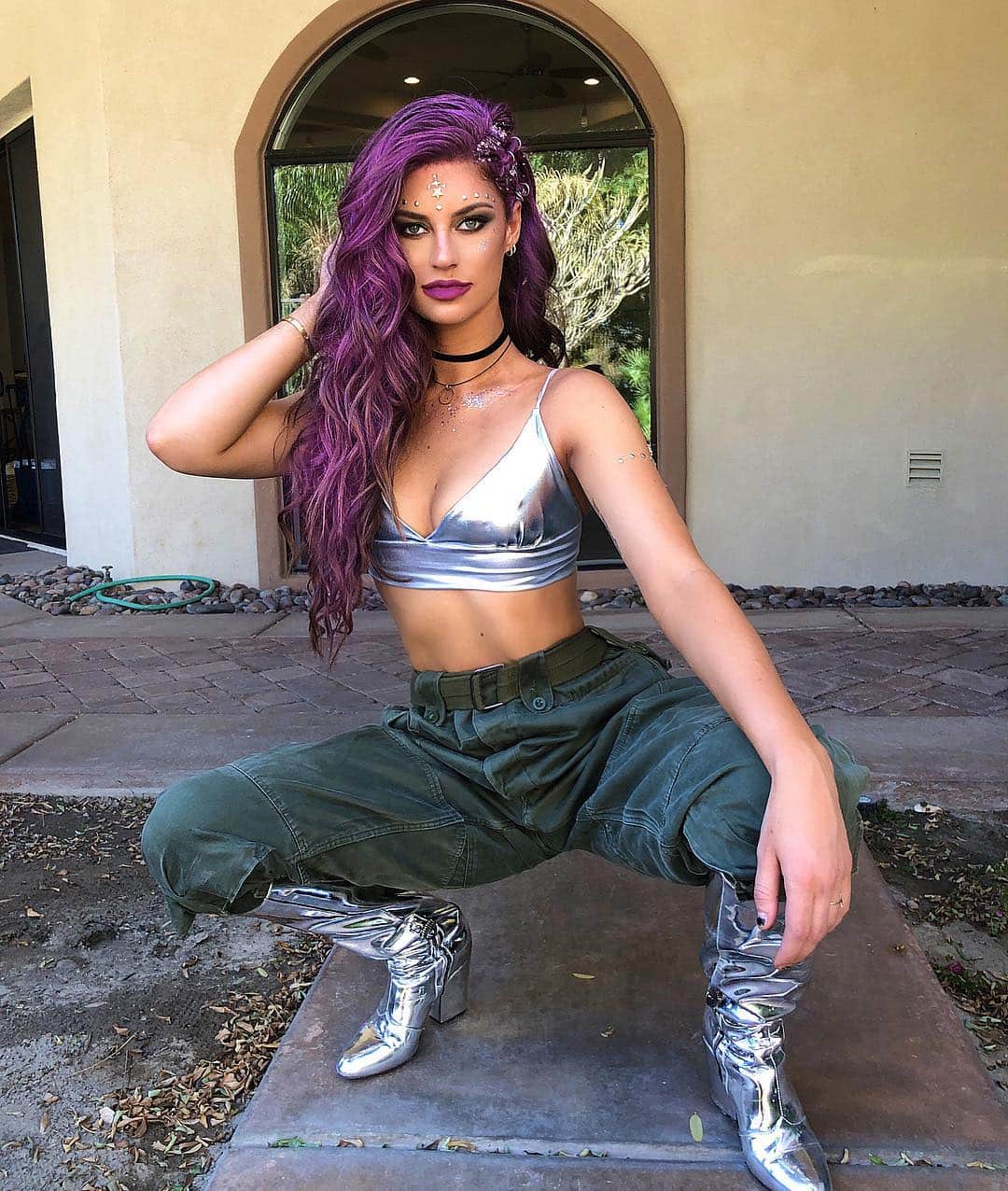 Hannah Stockingのインスタグラム：「COACHELLA DAY 1 🌵😤 glam: @lou_flores @_vanessaflores_」