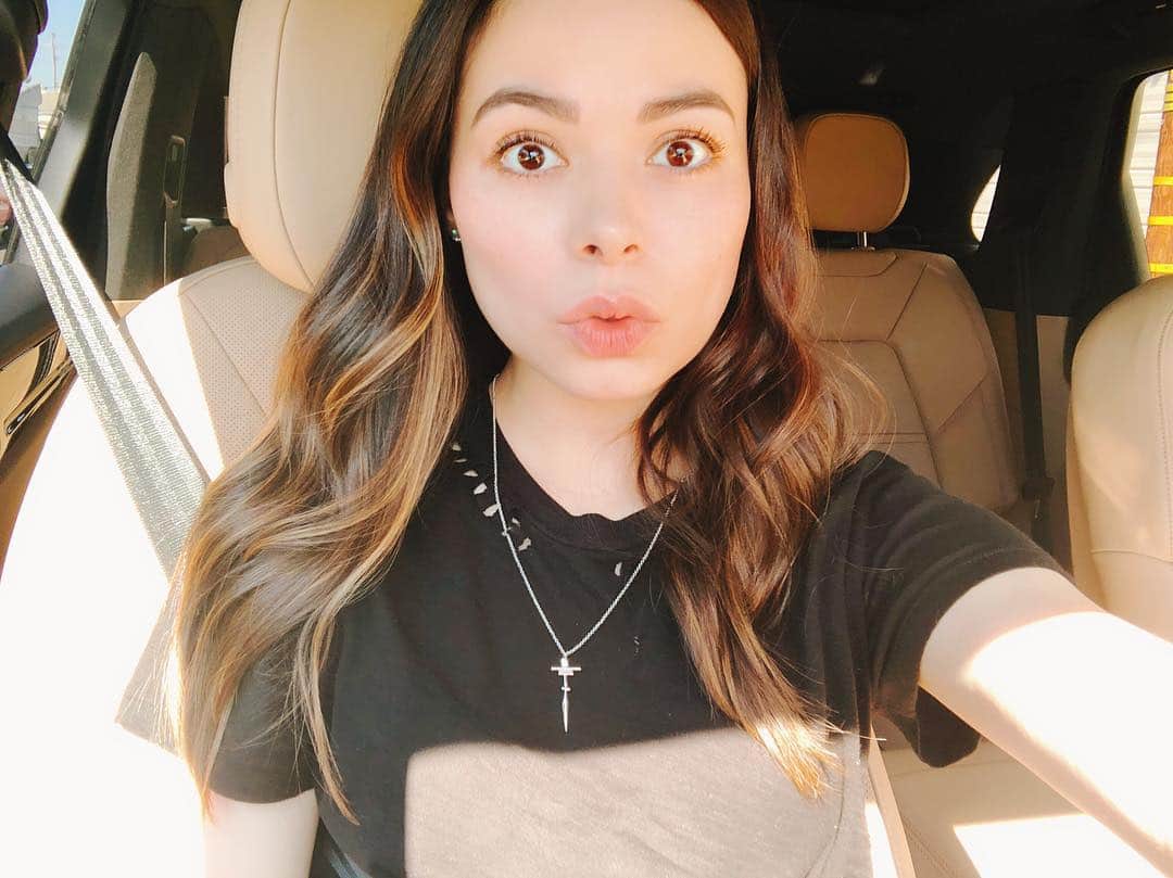 ミランダ・コスグローヴのインスタグラム：「😮」
