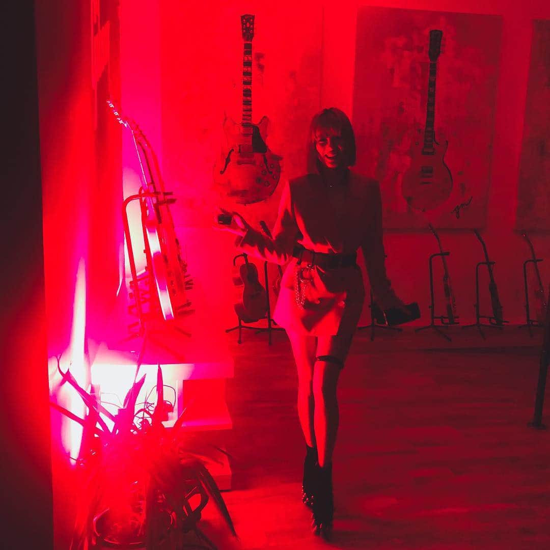 エマリン・エストラーダのインスタグラム：「my tears run red too 🌹 have you heard my EP ‘0405’ yet?」