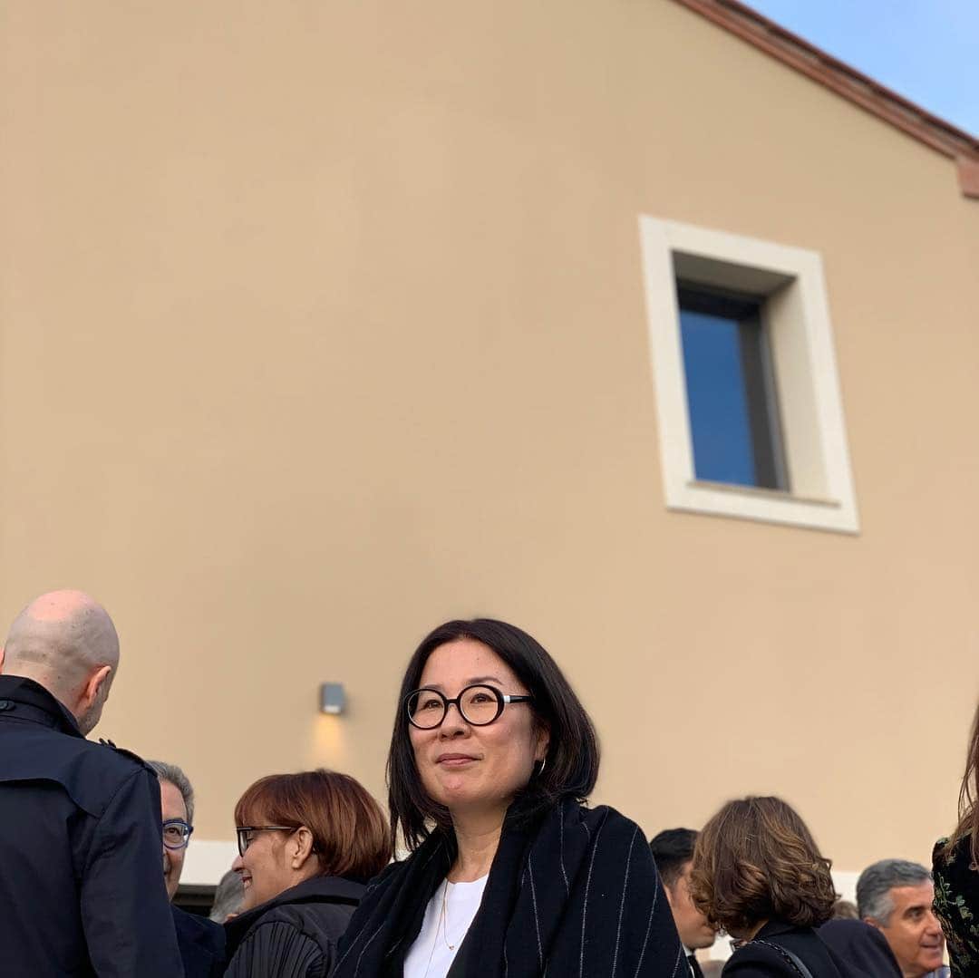 林信行さんのインスタグラム写真 - (林信行Instagram)「イタリアのワインの中でも最高峰、いわゆるSuper Toscanaの中でもトップのワイナリー #MASSETO (下衆な話すると一番安いボトルで8.5万円くらいから)が新しい醸造施設をオープンし、世界のワインジャーナリストを招待した一夜限りのイベントを開催。日本のジャーナリストでは唯一私が参加という大役。  イタリア在住日本人建築家、森ひかるさんとパートナーによるZitomoriが作ったのはコルシカ島やエトナ火山を見下ろすトスカーナの丘、重要文化財の建物をリニューアルしたその足下、まるでスパイ映画の地下巨大施設のような場所でした。ベルガモのミシュラン3つ星シェフとプレミアムワインのおもてなし。  一生忘れられない思い出の一夜になりました！  なんという凄い経験をしてしまったんだろう！ 素敵過ぎる一夜でした！」4月13日 8時43分 - nobihaya