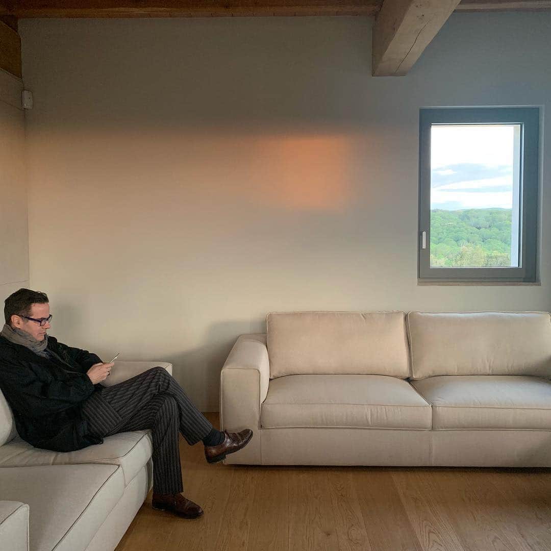 林信行さんのインスタグラム写真 - (林信行Instagram)「イタリアのワインの中でも最高峰、いわゆるSuper Toscanaの中でもトップのワイナリー #MASSETO (下衆な話すると一番安いボトルで8.5万円くらいから)が新しい醸造施設をオープンし、世界のワインジャーナリストを招待した一夜限りのイベントを開催。日本のジャーナリストでは唯一私が参加という大役。  イタリア在住日本人建築家、森ひかるさんとパートナーによるZitomoriが作ったのはコルシカ島やエトナ火山を見下ろすトスカーナの丘、重要文化財の建物をリニューアルしたその足下、まるでスパイ映画の地下巨大施設のような場所でした。ベルガモのミシュラン3つ星シェフとプレミアムワインのおもてなし。  一生忘れられない思い出の一夜になりました！  なんという凄い経験をしてしまったんだろう！ 素敵過ぎる一夜でした！」4月13日 8時43分 - nobihaya