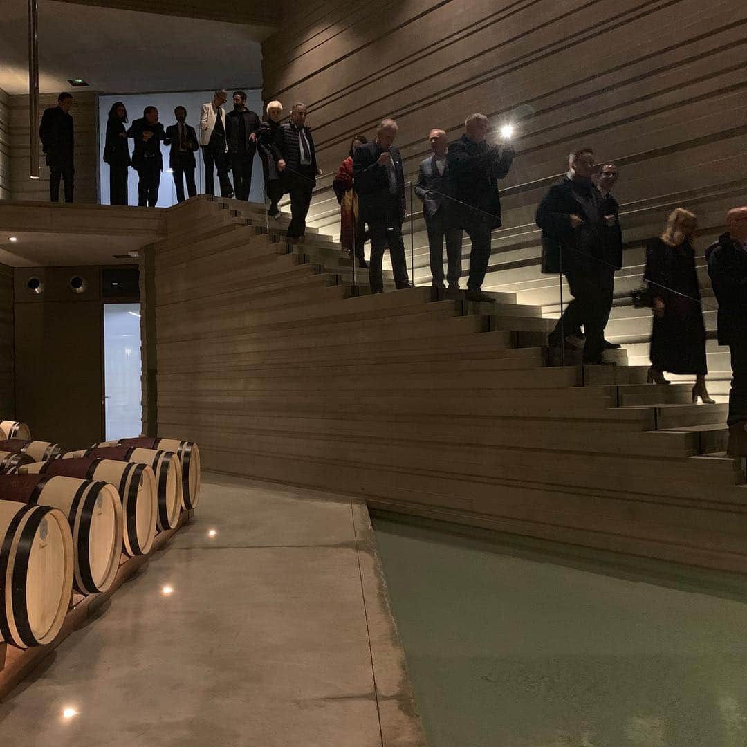 林信行さんのインスタグラム写真 - (林信行Instagram)「イタリアのワインの中でも最高峰、いわゆるSuper Toscanaの中でもトップのワイナリー #MASSETO (下衆な話すると一番安いボトルで8.5万円くらいから)が新しい醸造施設をオープンし、世界のワインジャーナリストを招待した一夜限りのイベントを開催。日本のジャーナリストでは唯一私が参加という大役。  イタリア在住日本人建築家、森ひかるさんとパートナーによるZitomoriが作ったのはコルシカ島やエトナ火山を見下ろすトスカーナの丘、重要文化財の建物をリニューアルしたその足下、まるでスパイ映画の地下巨大施設のような場所でした。ベルガモのミシュラン3つ星シェフとプレミアムワインのおもてなし。  一生忘れられない思い出の一夜になりました！  なんという凄い経験をしてしまったんだろう！ 素敵過ぎる一夜でした！」4月13日 8時43分 - nobihaya