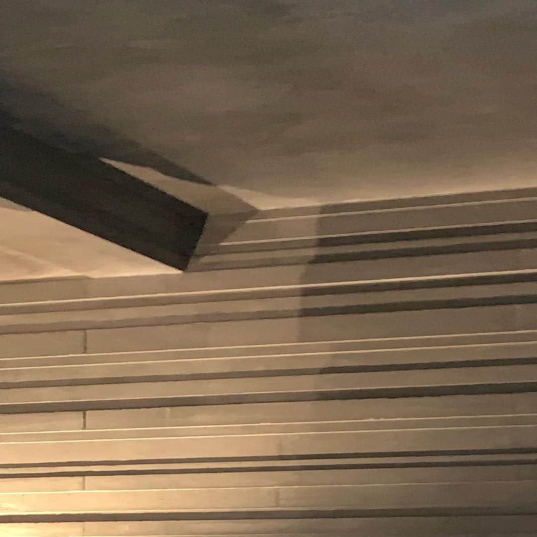 林信行さんのインスタグラム写真 - (林信行Instagram)「イタリアのワインの中でも最高峰、いわゆるSuper Toscanaの中でもトップのワイナリー #MASSETO (下衆な話すると一番安いボトルで8.5万円くらいから)が新しい醸造施設をオープンし、世界のワインジャーナリストを招待した一夜限りのイベントを開催。日本のジャーナリストでは唯一私が参加という大役。  イタリア在住日本人建築家、森ひかるさんとパートナーによるZitomoriが作ったのはコルシカ島やエトナ火山を見下ろすトスカーナの丘、重要文化財の建物をリニューアルしたその足下、まるでスパイ映画の地下巨大施設のような場所でした。ベルガモのミシュラン3つ星シェフとプレミアムワインのおもてなし。  一生忘れられない思い出の一夜になりました！  なんという凄い経験をしてしまったんだろう！ 素敵過ぎる一夜でした！」4月13日 8時43分 - nobihaya
