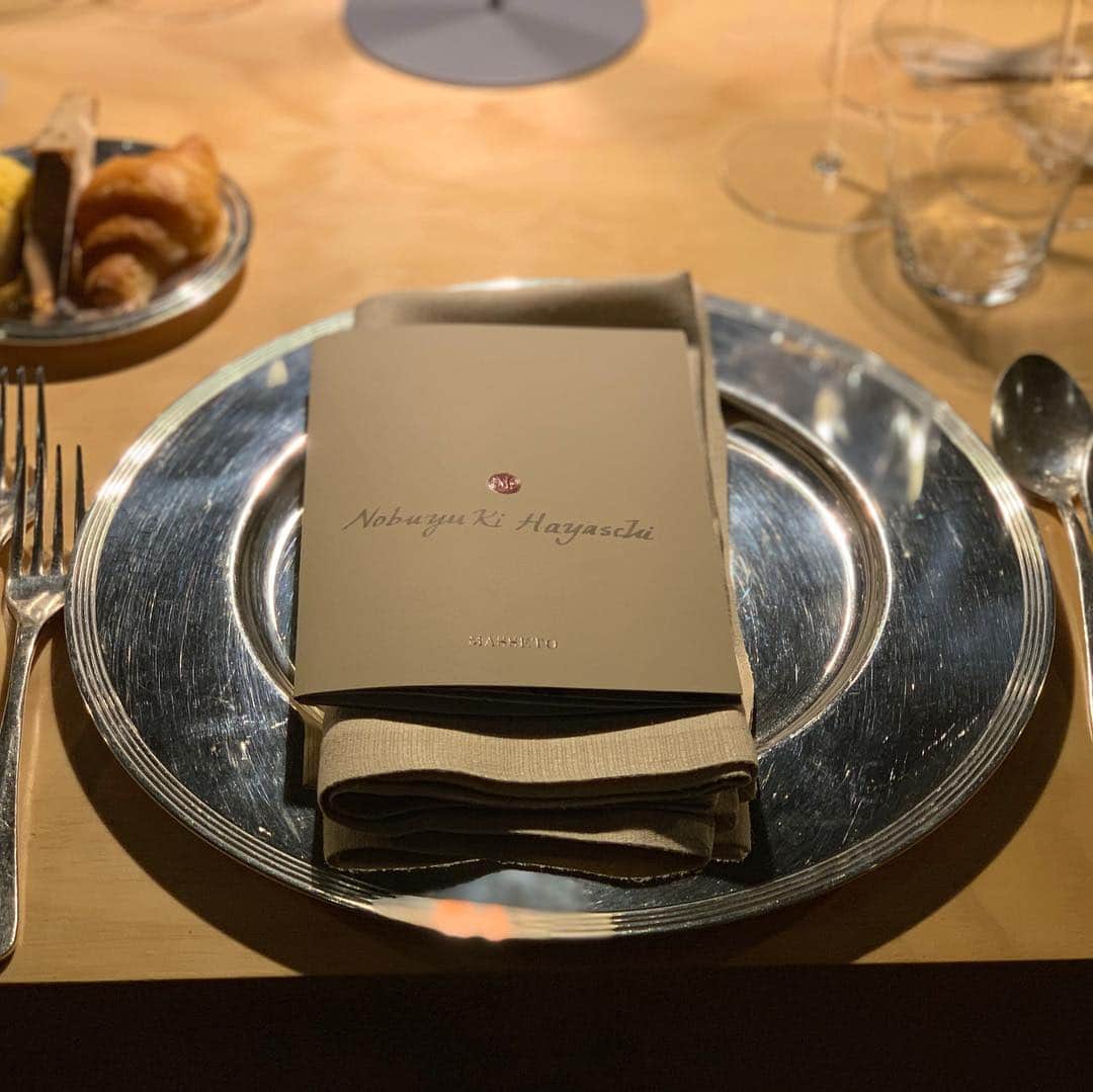 林信行さんのインスタグラム写真 - (林信行Instagram)「イタリアのワインの中でも最高峰、いわゆるSuper Toscanaの中でもトップのワイナリー #MASSETO (下衆な話すると一番安いボトルで8.5万円くらいから)が新しい醸造施設をオープンし、世界のワインジャーナリストを招待した一夜限りのイベントを開催。日本のジャーナリストでは唯一私が参加という大役。  イタリア在住日本人建築家、森ひかるさんとパートナーによるZitomoriが作ったのはコルシカ島やエトナ火山を見下ろすトスカーナの丘、重要文化財の建物をリニューアルしたその足下、まるでスパイ映画の地下巨大施設のような場所でした。ベルガモのミシュラン3つ星シェフとプレミアムワインのおもてなし。  一生忘れられない思い出の一夜になりました！  なんという凄い経験をしてしまったんだろう！ 素敵過ぎる一夜でした！」4月13日 8時43分 - nobihaya