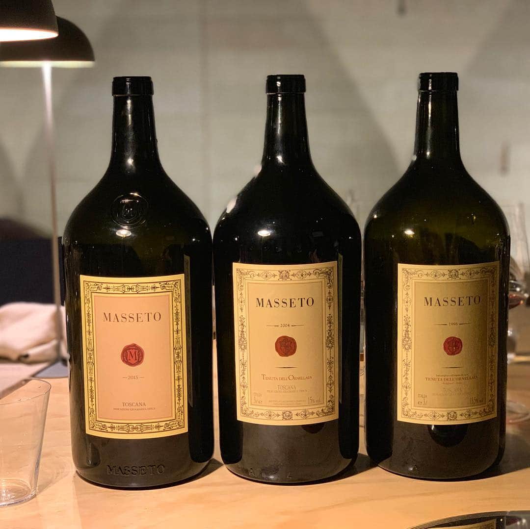 林信行さんのインスタグラム写真 - (林信行Instagram)「イタリアのワインの中でも最高峰、いわゆるSuper Toscanaの中でもトップのワイナリー #MASSETO (下衆な話すると一番安いボトルで8.5万円くらいから)が新しい醸造施設をオープンし、世界のワインジャーナリストを招待した一夜限りのイベントを開催。日本のジャーナリストでは唯一私が参加という大役。  イタリア在住日本人建築家、森ひかるさんとパートナーによるZitomoriが作ったのはコルシカ島やエトナ火山を見下ろすトスカーナの丘、重要文化財の建物をリニューアルしたその足下、まるでスパイ映画の地下巨大施設のような場所でした。ベルガモのミシュラン3つ星シェフとプレミアムワインのおもてなし。  一生忘れられない思い出の一夜になりました！  なんという凄い経験をしてしまったんだろう！ 素敵過ぎる一夜でした！」4月13日 8時43分 - nobihaya
