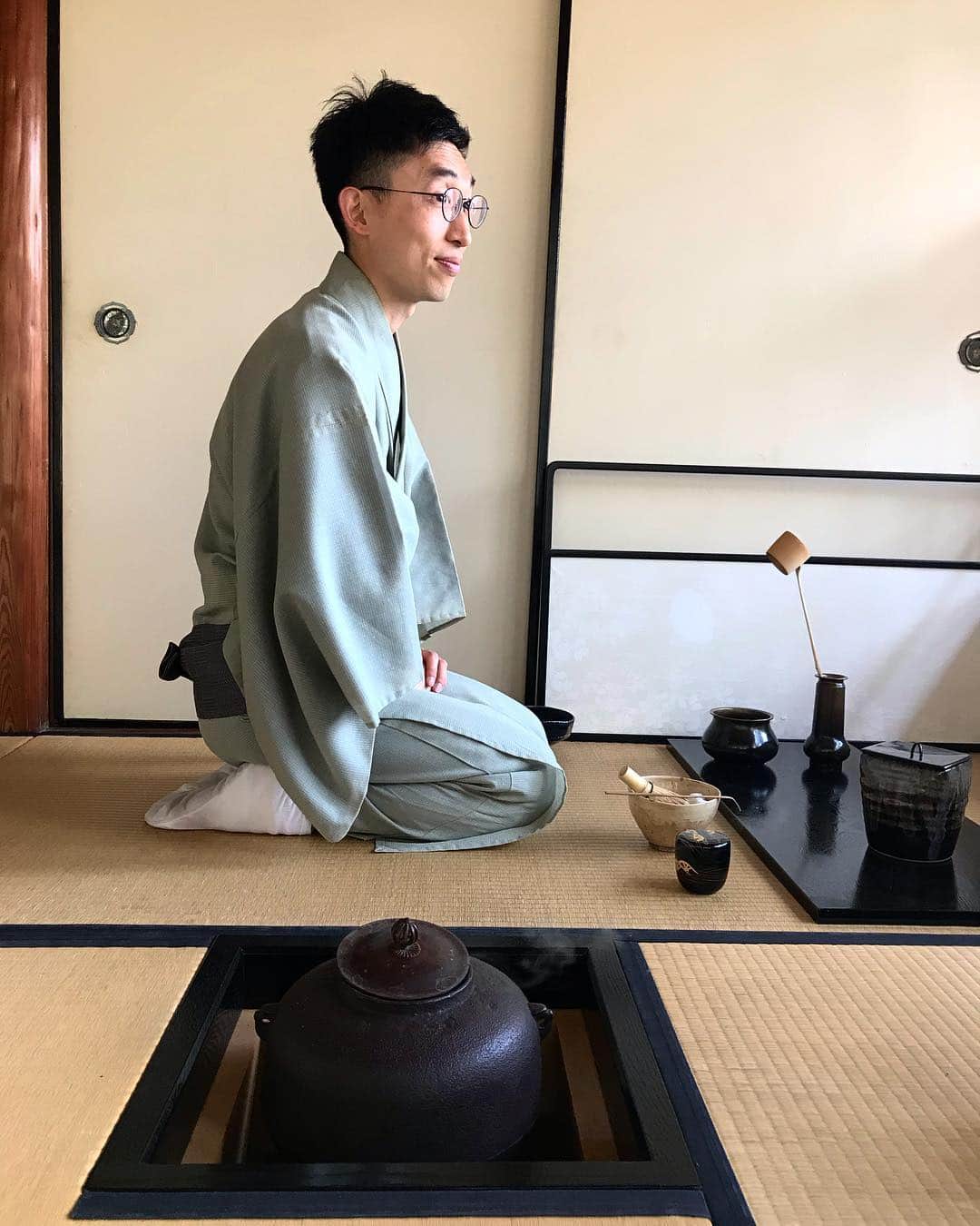 Rodner Figueroaさんのインスタグラム写真 - (Rodner FigueroaInstagram)「Thank you Amae for the most amazing tea ceremony, for your teachings and kindness, peace of mind and tranquility. What a gorgeous gift!!! 🙏🏻 Gracias Amae por la más fantástica ceremonia del té. Por tus enseñanzas y amabilidad, paz y tranquilidad!!! Que regalo!!! #daitokuji #teaceremony #buddhism #kyoto #japan #japon」4月13日 8時46分 - rodnerfigueroa