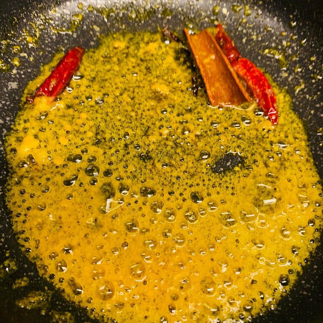 一条もんこさんのインスタグラム写真 - (一条もんこInstagram)「徒然なるままにスパイス。  トリプル卵のアチャール。  ピータン、 うずらの卵、 卵黄。  クローブ、シナモン、唐辛子、 にんにく、しょうがのマサラオイルに、卵黄と醤油を混ぜたソースを作ります。  このソースにピータンとうずらの卵、トマトを和えて完成。  それぞれの良さを生かして、 たまらない卵合戦。 #スパイス#スパイス料理#自作#卵料理#ピータン#うずら#卵黄#トリプル卵#卵黄ソース#和印融合#一条もんこ」4月13日 8時58分 - monko1215