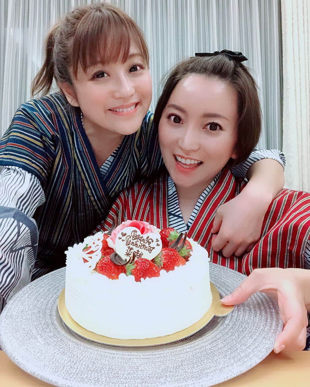 加藤綾菜さんのインスタグラム写真 - (加藤綾菜Instagram)「誕生日当日は福島県でカトちゃんとお祝いしました🥰💕💕 すると 奈々ちゃんが仕事終わった後に駆けつけてくれて私が夏に欲しいサングラスあるんだ〜って言っていたのを覚えてくれてプレゼント🎁してくれました😭💓💓 家にも朝から奈々ちゃんからお花💐と手紙✉️届いたり 0時には誕生日ラインくれたり こんな親友をもてた事が最高のプレゼントです😭😭😭🙏 #毎日自転車のるから #サングラス #かけるね #温泉 #最高 #親友 #旦那 #ありがとう😭😭」4月13日 8時58分 - katoayana0412