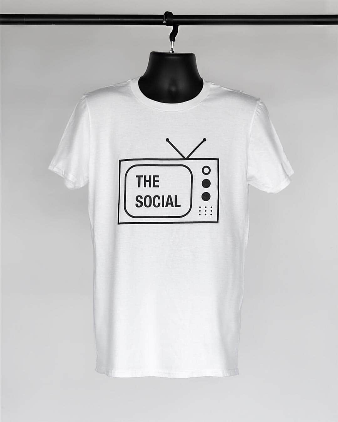 キートン・ストロンバーグのインスタグラム：「THE SOCIAL T-Shirts now available online! Link in bio 📺🖤」