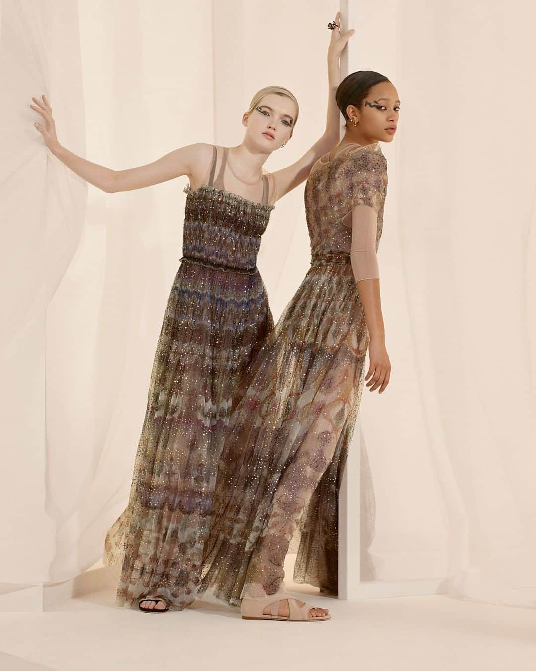 クリスチャンディオールさんのインスタグラム写真 - (クリスチャンディオールInstagram)「Classical meets contemporary in these dreamy dresses from the Spring-Summer 2019 collection by #MariaGraziaChiuri, dipped in the signature KaleiDiorscope print inspired by dancer Loïe Fuller who for her performance Serpentine Dance projected colored lights onto her dresses. The designer also looked at ancient Greek representations of dancers to reenact what she considers as essential body language. Also derived from ancient Greek, the etymology of the word kaleidoscope, meanwhile, literally means: "To see beauty". Enough said. ⁣ #DiorSS19⁣ © @HarleyWeir⁣」4月13日 9時01分 - dior