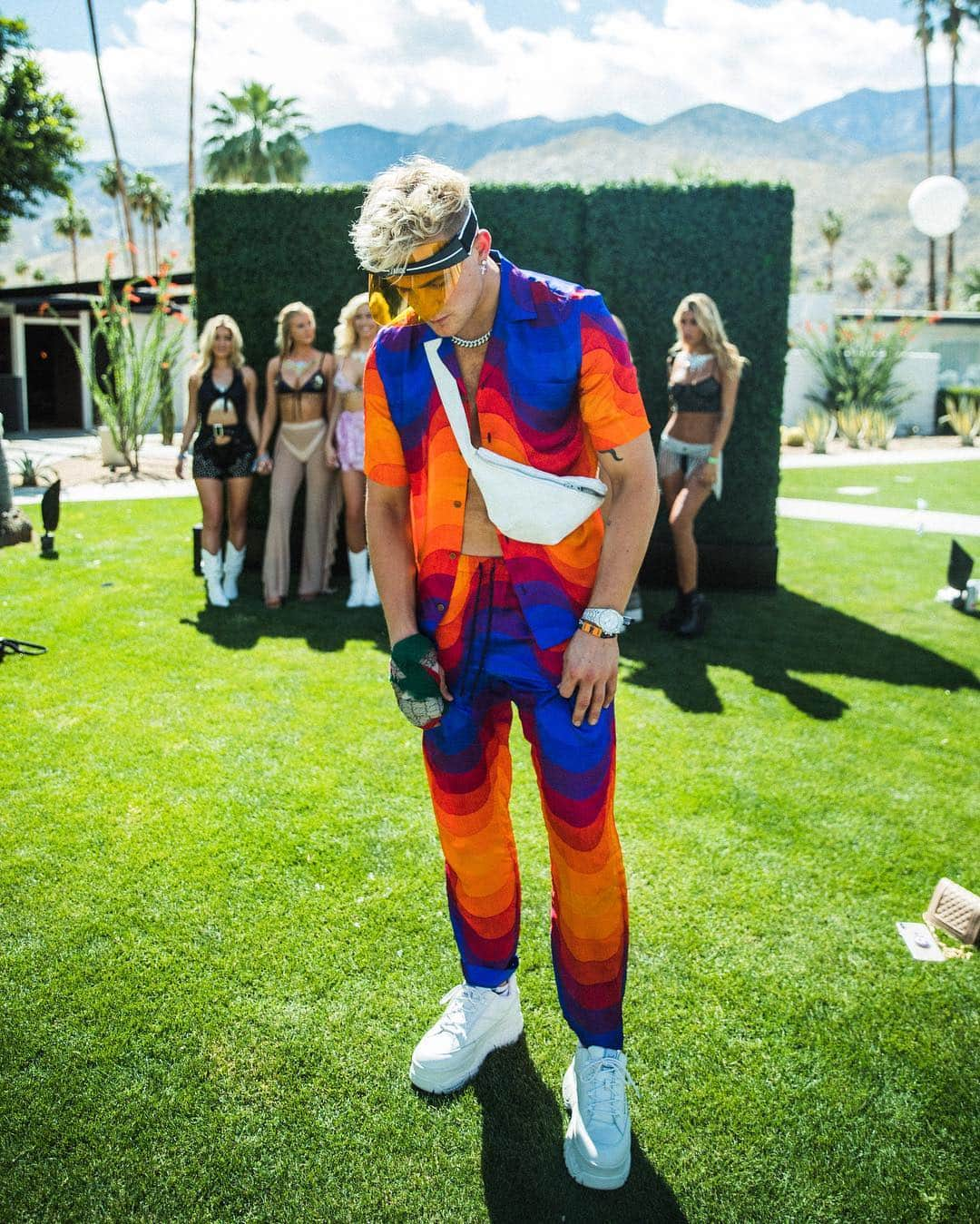 ジェイク・ポールさんのインスタグラム写真 - (ジェイク・ポールInstagram)「r u going to coachella?」4月13日 9時05分 - jakepaul