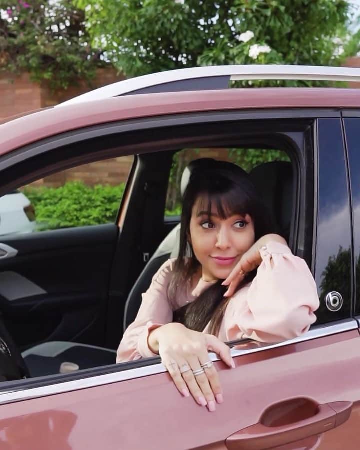 Gabriela Salesのインスタグラム：「Marque seu amigo que não é dos melhores em fazer baliza kkkk. No chaum com essa tecnologia do novo T-Cross da Volkswagen, ele estaciona sozinho poxa. Isso é tão Black Mirror 😂😂😂 O lançamento do carro vai ser amanhã (sábado) das 9h às 13h na @importadora_volkswagen #ad #videosricademarre #publidavidareal」