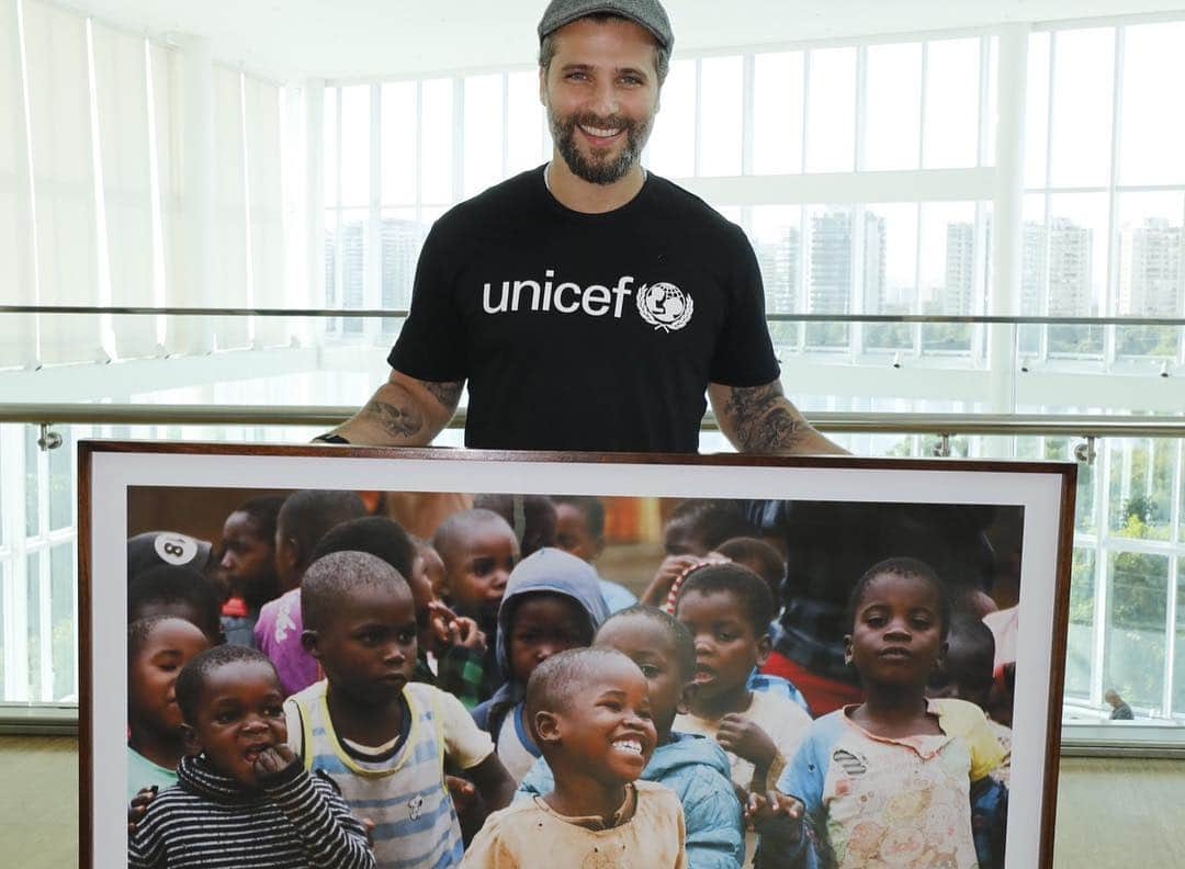 Bruno Gagliassoさんのインスタグラム写真 - (Bruno GagliassoInstagram)「Aniversário virando a esquina e já ganhei esse presentaço do pessoal do @unicefbrasil. Essa parceria tem sido uma honra muito grande. É lindo conhecer as histórias, o trabalho e toda garra do UNICEF em defender as crianças de todo o mundo. Quero aproveitar e reforçar o pedido: VAMOS FAZER MAIS PELAS CRIANÇAS! Na minha bio tem um link pra você doar o quanto puder pro Unicef. É o presente que eu quero dos meus amigos nesse aniversário: amor, solidariedade e garantia de direitos para todos! Vamos juntos por um mundo melhor! 💙 🌎」4月13日 9時14分 - brunogagliasso