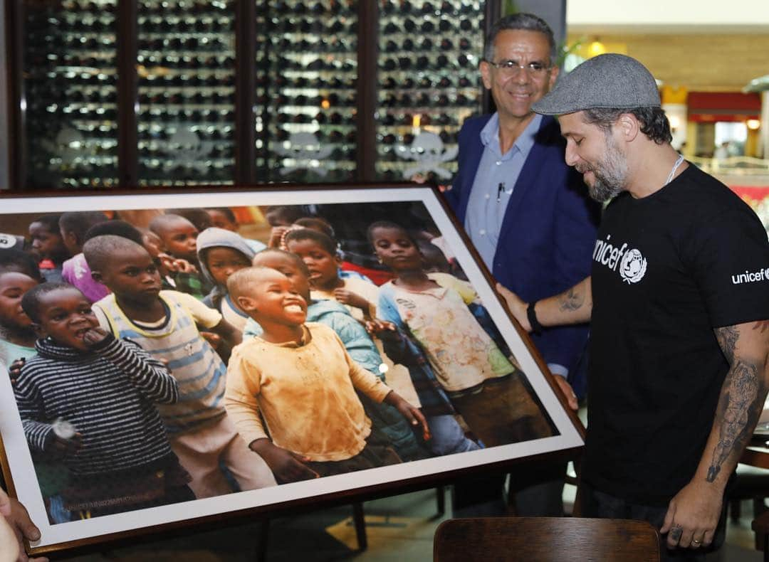 Bruno Gagliassoさんのインスタグラム写真 - (Bruno GagliassoInstagram)「Aniversário virando a esquina e já ganhei esse presentaço do pessoal do @unicefbrasil. Essa parceria tem sido uma honra muito grande. É lindo conhecer as histórias, o trabalho e toda garra do UNICEF em defender as crianças de todo o mundo. Quero aproveitar e reforçar o pedido: VAMOS FAZER MAIS PELAS CRIANÇAS! Na minha bio tem um link pra você doar o quanto puder pro Unicef. É o presente que eu quero dos meus amigos nesse aniversário: amor, solidariedade e garantia de direitos para todos! Vamos juntos por um mundo melhor! 💙 🌎」4月13日 9時14分 - brunogagliasso