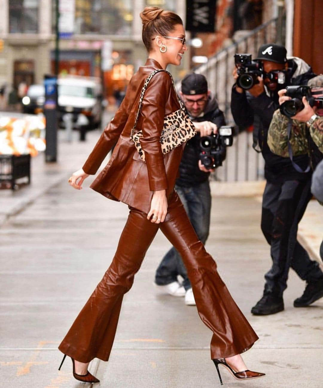 Hung Vanngoさんのインスタグラム写真 - (Hung VanngoInstagram)「Walking into the weekend like... @bellahadid 🔥✨. 👗 @mimi 💇 @jennifer_yepez 💄 @hungvanngo」4月13日 9時23分 - hungvanngo