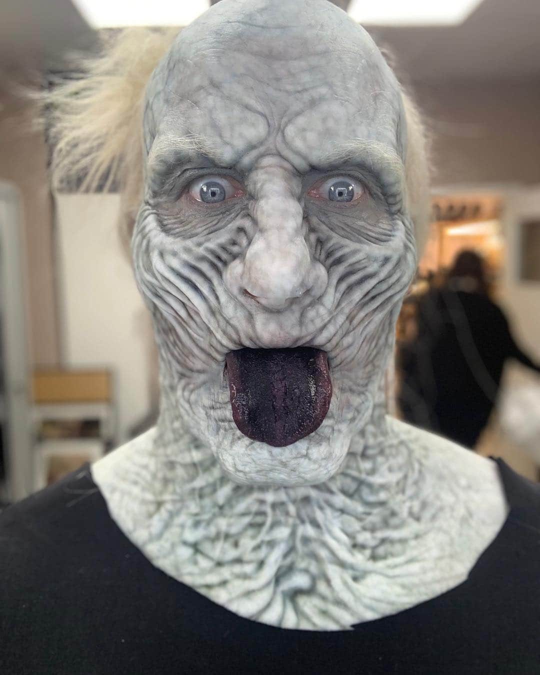 アンダーソン・クーパーのインスタグラム：「Did you know that White Walkers’ mouths are all sprayed to turn them black? It doesnt taste very good. And yes, this is me after 4 hours of makeup by the @gameofthrones team. More behind the scenes of #GOT on @60minutes Sunday.」