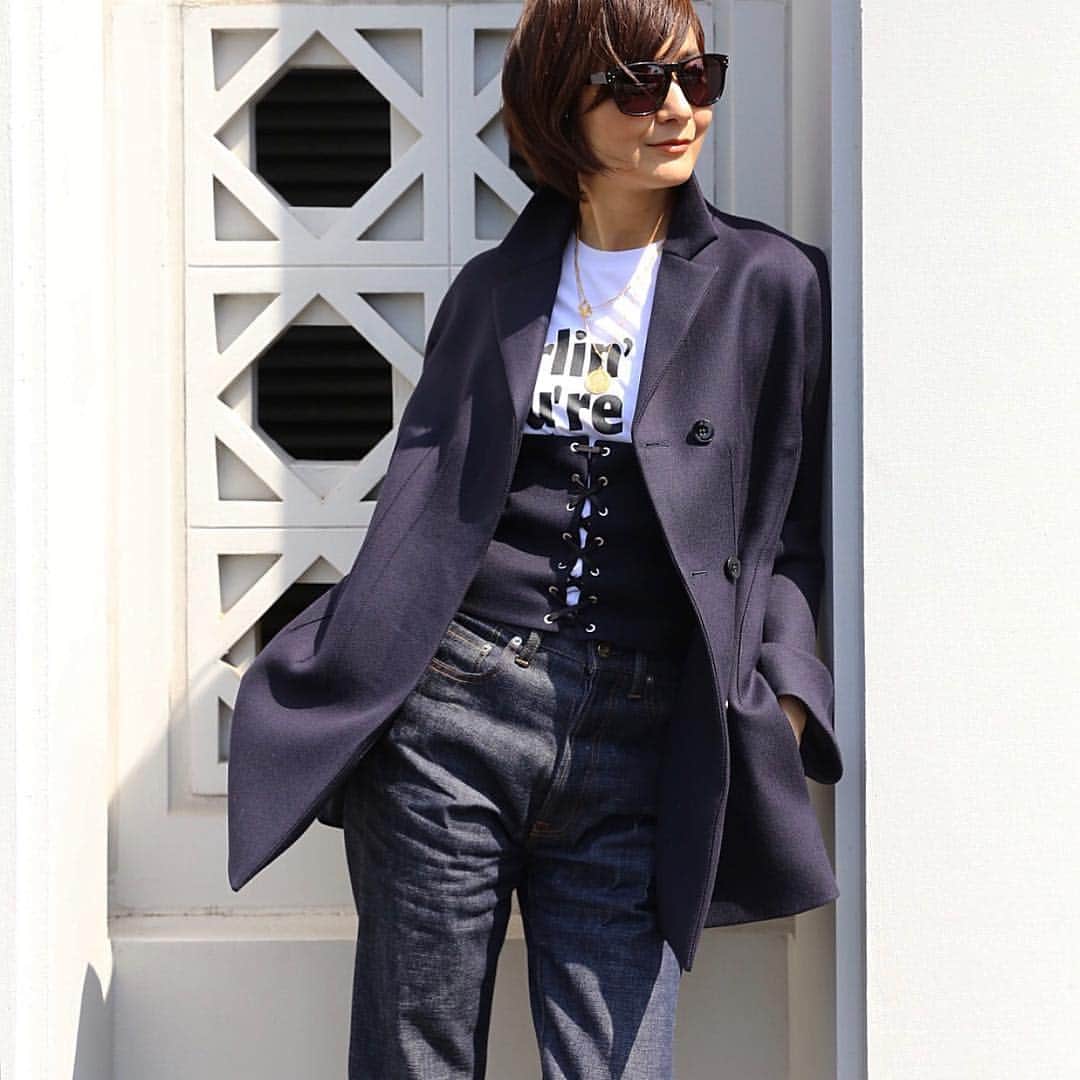 富岡佳子さんのインスタグラム写真 - (富岡佳子Instagram)「薄着ができるようになりましたね☺︎ ビスチェがジャケットにくっついているデザインなんですよ。 アイテムについてはタップしてみてね！」4月13日 9時37分 - yoshikotomioka