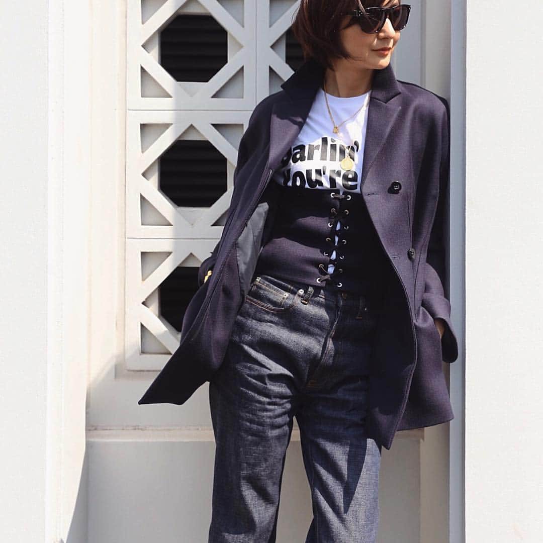 富岡佳子さんのインスタグラム写真 - (富岡佳子Instagram)「薄着ができるようになりましたね☺︎ ビスチェがジャケットにくっついているデザインなんですよ。 アイテムについてはタップしてみてね！」4月13日 9時37分 - yoshikotomioka