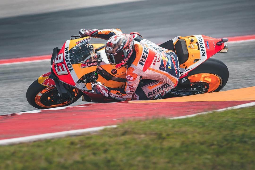 レプソル・ホンダさんのインスタグラム写真 - (レプソル・ホンダInstagram)「#MM93🐜 🅿️2️⃣ 🇺🇸 ⠀⠀⠀⠀⠀⠀⠀⠀⠀ "Today was not a straight forward day, the circuit has changed a lot since last year and it’s bumpy so we had to adapt to this. We also had some other areas to work on and some things to try to improve our pace. The rhythm and the pace is there so we are happy and we even tried the soft rear to get a good lap. Overall it was a productive day and we did what we needed to. Of course this weekend we also have Nicky Hayden in our minds, remembering a great champion." ⠀⠀⠀⠀⠀⠀⠀⠀⠀ #25RepsolHonda #Repsol #MotoGP #Honda #Racing #RepsolHonda #HRC #RC213V #MM93 #MarcMarquez #MM93🐜 #ThePowerOfDreams #Motorcycle #America #AmericasGP #Austin #Texas #RideOnKentuckyKid」4月13日 9時35分 - hrc_motogp