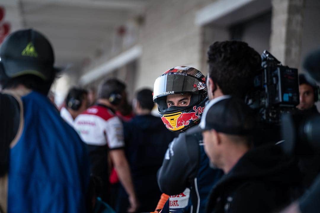 レプソル・ホンダのインスタグラム：「#MM93🐜 🅿️2️⃣ 🇺🇸 ⠀⠀⠀⠀⠀⠀⠀⠀⠀ "Today was not a straight forward day, the circuit has changed a lot since last year and it’s bumpy so we had to adapt to this. We also had some other areas to work on and some things to try to improve our pace. The rhythm and the pace is there so we are happy and we even tried the soft rear to get a good lap. Overall it was a productive day and we did what we needed to. Of course this weekend we also have Nicky Hayden in our minds, remembering a great champion." ⠀⠀⠀⠀⠀⠀⠀⠀⠀ #25RepsolHonda #Repsol #MotoGP #Honda #Racing #RepsolHonda #HRC #RC213V #MM93 #MarcMarquez #MM93🐜 #ThePowerOfDreams #Motorcycle #America #AmericasGP #Austin #Texas #RideOnKentuckyKid」