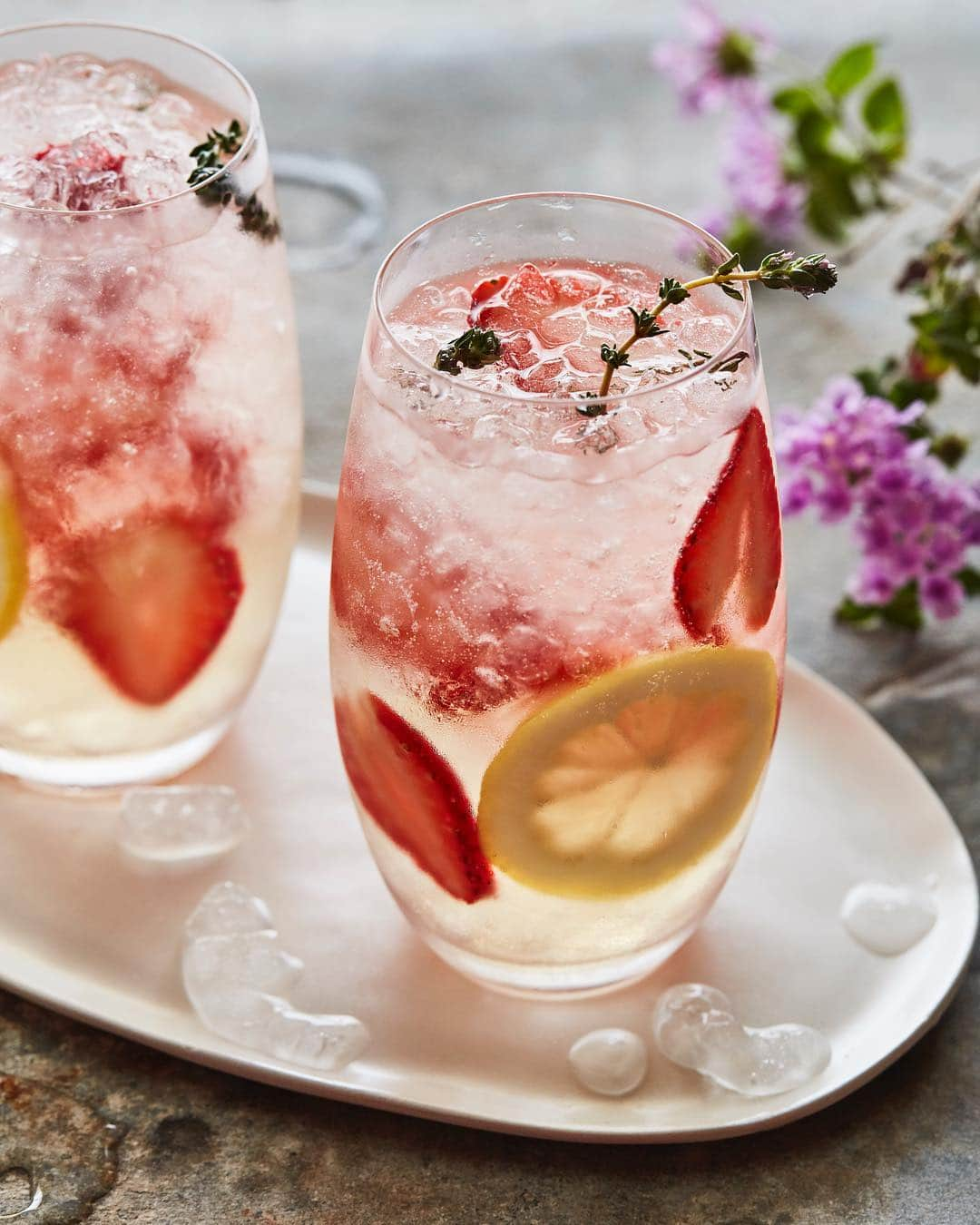 Gaby Dalkinさんのインスタグラム写真 - (Gaby DalkinInstagram)「Weekend officially starts now: bottoms up with these Strawberry Thyme Sparkling Cocktails on the blog! 🍓🍋🍓」4月13日 9時37分 - whatsgabycookin