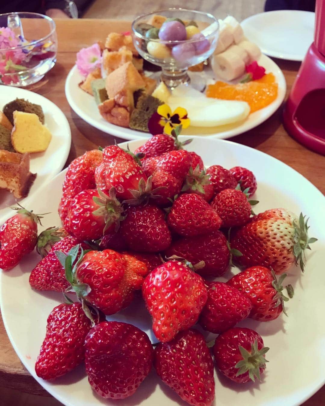 のインスタグラム：「ご紹介したいちご狩り！はこちら。 いちごのチョコレートフォンデュ♡ インスタ映え間違いなし！ぜひ梅香園さんへ。 @autobacs_goout  #クルマでgoout #富山 #オートバックス #車 #カーライフ #ドライブ #車好きな人と繋がりたい #ライフスタイル #アウトドア #レジャー #fmとやま #toyama #autobacs いちご狩り #チョコフォンデュ」
