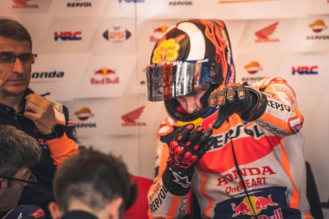 レプソル・ホンダのインスタグラム：「#JL99😈 🅿️1️⃣6️⃣ 🇺🇸 ⠀⠀⠀⠀⠀⠀⠀⠀⠀ "A tricky day today. First of all the track is very bumpy for everyone and we need to improve a little bit to handle this. The circuit for me personally is always very difficult so it is quite complicated but we won’t give up. We’re trying many things to improve the bike and still perfecting the ergonomics to feel comfortable when changing direction. It was very special to have the ceremony for Nicky today, we all miss him a lot." ⠀⠀⠀⠀⠀⠀⠀⠀⠀ #25RepsolHonda #Repsol #MotoGP #Honda #Racing #RepsolHonda #HRC #RC213V #JL99 #JorgeLorenzo #JL99😈 #ThePowerOfDreams #Motorcycle #America #AmericasGP #Austin #Texas #RideOnKentuckyKid」