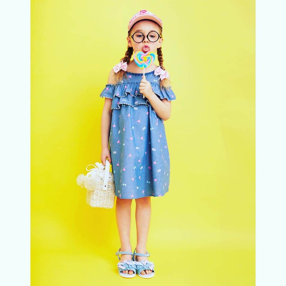 mezzo pianoさんのインスタグラム写真 - (mezzo pianoInstagram)「.﻿﻿ ❤︎mezzo piano 30th ANNIVERSARY❤︎﻿﻿﻿ summer collection 2019﻿﻿﻿ ﻿ キャンディー柄のガーリーな敵ワンピースは﻿ ふんわりフリルがポイント🍭﻿ キャップやヘアポニーをコーディネートに﻿ プラスして、ちょっぴりスポーティーな﻿ メゾ ピアノガーリースポの完成♡﻿ ﻿ ■ワンピース ¥11,664﻿ ■キャップ ¥6,372﻿ ■ヘアポニー(2コセット) ¥2,052 ■バック ¥8,532﻿ ■サンダル ¥10,584﻿ ﻿ ※商品の入荷状況は、お近くのショップまで﻿﻿ お問い合わせください。 ﻿﻿ ﻿﻿ ﻿﻿﻿﻿ ❤︎︎︎❤︎︎︎❤︎︎︎❤︎︎︎❤︎︎︎❤︎︎︎❤︎︎︎❤︎︎︎❤︎︎︎❤︎︎︎❤︎︎︎❤︎︎︎❤︎︎︎❤︎︎︎❤︎︎︎❤︎︎︎﻿﻿﻿﻿﻿﻿﻿﻿ #メゾピアノ30周年﻿#メゾピアノ #mezzopiano﻿﻿﻿﻿﻿﻿﻿﻿﻿﻿﻿﻿﻿﻿﻿﻿﻿ #summercollection #夏コレクション﻿﻿﻿﻿﻿﻿﻿﻿﻿﻿﻿﻿﻿#夏物#新作  #プリセス#女の子のママ #女の子ママとつながりたい #可愛い #女の子 #ピンク好き #ピンク＃ママスタグラム﻿#ママ撮 #インスタベイビー#ベビスタグラ#kidsfashion #kidswear ﻿ #pink #粉红色 #こども #子供服 #kidswear  #キッズファション #kidsfashion #ig_japan #ig_kids ﻿﻿﻿﻿﻿ ﻿」4月13日 9時41分 - mezzopiano_official